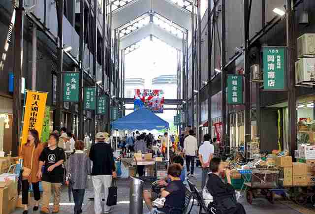 木津卸売市場は約300年の歴史を持つ約5300坪の民間市場