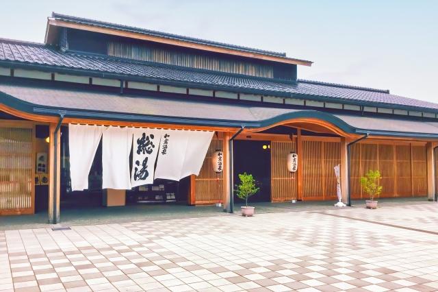和倉温泉総湯前で日曜朝に開かれる朝市！すぐに食べられる手づくり惣菜は朝ごはんにもおすすめ！